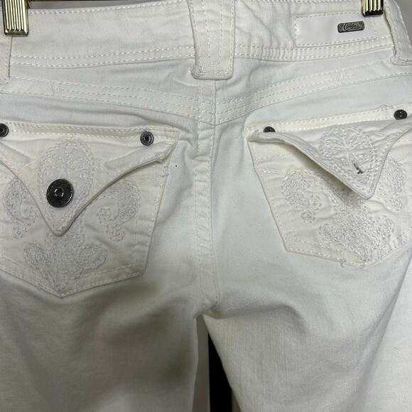 Candies White Jeans- size 1- embroidered pockets, like new, skinny- small flaw - Picture 5 of 7